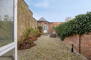 Op het vernieuwde marktplein van Hamme bieden wij u deze uitzonderlijke herenwoning op circa 180 m² aan. Ideaal voor combinatie...