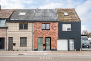 Mis deze buitenkans niet!Deze volledig gerenoveerde gezinswoning bevindt zich op toplocatie te Wetteren.  Scholen, winkels, restaurants, bus en trein...