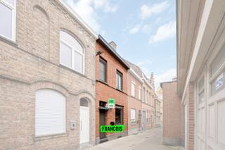 Welkom in het historisch stadscentrum van Ieper, waar deze instapklare stadswoning jou uitnodigt om thuis te komen. Met een bewoonbare oppervlakte...