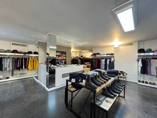 Welgelegen handelsgelijkvloers in dynamische winkel-/wandelstraat. Zeer aangename straat omringd door lokale handelaars met...