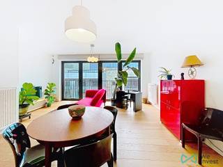 <span>Info & Bezoeken : bruxelles.ouest@weinvest.be of 02 315 77 22</span><br /><br />
<p>Ontdek dit prachtige 2-slaapkamerappartement van ca. 84 m², gelegen op de 6e verdieping van een recente en uitstekend onderhouden residentie uit 2016. Dankzij de grote raampartijen baadt het appartement de hele dag in natuurlijk licht, wat zorgt voor een aangename en warme woonsfeer in elk seizoen.</p>
<p>Met zijn doordachte indeling, comfortabele leefruimtes en uitstekende energieprestaties biedt deze woning een ideale thuis voor jonge gezinnen, koppels of iedereen die op zoek is naar kwalitatief wonen in Brussel. Het gebouw voldoet aan de recente energienormen en beschikt over een EPC-score B, wat garant staat voor een lager energieverbruik, meer wooncomfort en lagere energiekosten.</p>
<p>Een van de grootste troeven van deze residentie is de ruime, zonnige en uitstekend onderhouden gemeenschappelijke privétuin, uitsluitend toegankelijk voor bewoners. Deze rustige groene oase vormt een veilige en aangename plek voor kinderen om te spelen, voor honden om buiten te komen of gewoon om te ontspannen en te genieten van de rust, de zon, weg van de stadsdrukte.</p>
<p>De ligging combineert bovendien het beste van twee werelden: een rustige woonomgeving met alle dagelijkse voorzieningen binnen handbereik, terwijl u op wandelafstand geniet van de dynamiek van de buurt rond Tour & Taxis, met haar restaurants, markten, groene ruimtes en culturele activiteiten.</p>
<p>Dankzij de uitstekende verbindingen met het openbaar vervoer, de nabijheid van het stadscentrum en de vlotte toegang tot de belangrijkste invalswegen, vormt dit appartement ook een bijzonder interessante investering in een wijk die zich blijft ontwikkelen en een sterke aantrekkingskracht geniet.</p>
<p>Een unieke opportuniteit voor wie op zoek is naar een lichtrijke, energiezuinige woning met een uitzonderlijke groene meerwaarde in Brussel.</p>
<p><strong>Een bezoek meer dan waard!</strong></p>
<br /><span>EPC: B – CO₂: 12 kg/(m².jaar) – 58 kWhEP/(m².jaar) - Ontdek al onze exclusieve panden op WWW.WEINVEST.BE</span>
<div></div>