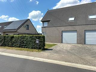 Energiezuinige woning op een interessante locatie, bestaande uit een inkomhal met afzonderlijk toilet, een ruime, lichtrijke leefruimte met eet-...