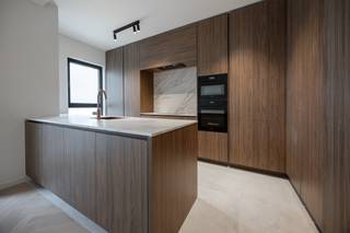 Residentie Luppen: kleinschalig renovatieproject nabij het Groen Kwartier<br /><br />Nabij het Groen Kwartier bevindt zich dit kleinschalig renovatieproject, op wandelafstand van scholen, winkels, openbaar vervoer en sfeervolle horecazaken. <br />Dit hippe project omvat 6 appartementen en 1 penthouse, met verschillende indelingen en keuze uit 1 of 2 slaapkamers, met oppervlaktes variërend van 50 tot 80 m². Elk appartement beschikt over een aangenaam, zuidgericht terras met uitzicht op het woonerf De Confiserie.<br /><br />De appartementen worden afgewerkt met kwalitatieve en duurzame materialen en zijn energiezuinig (zonnepanelen, vloerverwarming, ventilatiesysteem). Bovendien zijn alle appartementen volledig geschilderd en dus onmiddellijk instapklaar.<br /><br />Info en verkoop:<br />De verkoop geschiedt onder BTW op het constructieaandeel en registratierechten op het grondaandeel.<br />De aankoop van een kelderberging is verplicht (prijzen vanaf 4.500, exclusief aankoopkosten).<br />Optioneel kan er een ondergrondse autostaanplaats worden aangekocht.<br />Voor meer info: bel Karin op 0486/97 84 27 of mail karin@reds.be