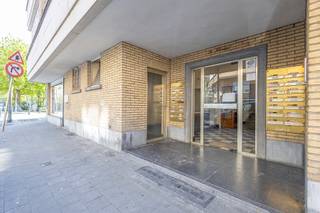 Aangename en ruime studio op de vijfde verdieping met lift in een goed beheerde en onderhouden residentie. Residentieel en centraal gelegen in...