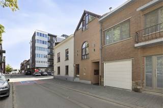 Op een uiterst centrale ligging, op wandelafstand van het bruisende stadscentrum en alle nodige voorzieningen, bevindt zich dit ruime appartement in een kleine residentie. Hierdoor geniet u van lage gemeenschappelijke kosten. Dankzij de combinatie van bereikbaarheid en comfort is dit een bijzonder aantrekkelijke woonst. Bovendien is dit een uiterst interessante opportuniteit, zowel voor eigen bewoning als voor investeerders. Het is namelijk mogelijk om het volledige gebouw, bestaande uit drie appartementen, aan te kopen. <br /><br />De indeling is praktisch en aangenaam: de inkomhal met vestiaireruimte en afzonderlijk gastentoilet leidt naar de lichtrijke leefruimte met aansluitende keuken. Verder beschikt het appartement over twee slaapkamers, een badkamer en een aparte wasruimte.<br /><br />Een bijkomende troef is de ruime kelderberging, die heel wat extra opbergmogelijkheden biedt.<br /><br />Dit appartement weet een sterke ligging te combineren met een doordachte indeling en biedt zowel voor eigen bewoning als voor wie zoekt naar een zorgeloze investering een mooie opportuniteit.