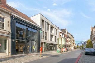 Local commercial récent d'une surface utilisable totale d'environ 310 m² (répartis au rez-de-chaussée et au 1er étage) à louer dans la Manestraat à Roeselare, à 70 m de la Grote Markt. <br /><br />> Espace commercial de plain-pied d'environ 160 m² avec espace de rangement<br />> Espace commercial au premier étage d'environ 150 m² avec espace de rangement et kitchenette<br /><br />Spécifications :<br />- look industriel<br />- année de construction récente<br />- entièrement prêt à emménager et meublé (étagères, comptoir, armoires encastrées, éclairage,...)<br />- largeur de fenêtre d'environ 6 m<br />- climatisation + chauffage<br />- caméra + système d'alarme<br /><br />Situé dans un endroit très commercial avec un accès facile. <br /><br />Vous recherchez un bien immobilier commercial composé de locaux commerciaux à louer à Roeselare ? N'hésitez pas à nous contacter au 051 21 22 23.