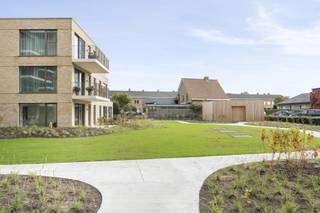 <p><strong>LAATSTE APPARTEMENT!</strong> Vue is een modern, kleinschalig nieuwbouwproject in Veurne met 39 lichtrijke &amp; nieuwe appartementen, verbonden door een centrale groene binnentuin.</p>
<p></p>
<p>De Troeven:</p>
<ul>
<li><span>Ondergrondse parkeerplaatsen en bergingen</span></li>
<li><span>Boven- en ondergrondse fietsenstalling</span></li>
<li><span>Ook interessant als investering</span></li>
<li><span>Slechts 6% btw, vraag naar de voorwaarden</span></li>
<li><span>Ruime, lichtrijke nieuwbouwappartementen</span></li>
<li><span>Grote, private (dak)terrassen</span></li>
<li><span>Zuidgerichte, gemeenschappelijke binnentuin</span></li>
<li><span>Centrale locatie als ideale uitvalsbasis voor jong en oud</span></li>
<li><span>Duurzame ontwikkeling met groendaken en laag E-peil</span></li>
<li><span>65% verkocht</span></li>
<li><span>Instapklaar </span></li>
</ul>
<p></p>
<p>Benieuwd? De bouw van het VUE-project is al ver gevorderd. U bent van harte welkom voor meer informatie en een bezoek aan het appartement, enkel op afspraak.</p>
<p></p>
<p>Bezoek onze website vue-veurne.be of bel ons op 09 240 01 10 voor meer informatie.</p>