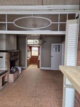 <span>Op zoek naar een interessant renovatieproject in het hart van Brugge?</span><br /><br /><span>Deze stadswoning vlakbij 't Zand dient volledig gestript te worden, maar kan mits een grondige renovatie perfect dienen als starterswoning of investeringspand.</span><br /><br /><span>Momenteel beschikt de woning over een inkomhal met apart toilet, een leefruimte met keuken en aparte eetkamer. De bovenverdieping biedt één grote slaapkamer met badkamer en aparte bergruimte.</span><br /><br /><span>Interesse om de handen uit de mouwen te steken of ben je op zoek naar de ideale investering? Contacteer dan Els van Immo De Stoute om een bezoek te brengen aan deze woning!</span>