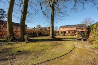 Verrassend ruime woning met 4 slpk's op 2.321m² perceel!204m² bewoonbare opp. | 2.321m² perceelopp. | 4 slaapkamersIndeling:We betreden deze woning...