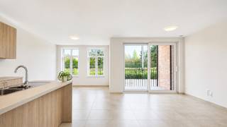 <span><span>In Residentie Het Zonnig Hoekje bevindt zich dit prachtige appartement op een rustige, groene locatie in het centrum van Diksmuide, op wandelafstand van de Grote Markt.<br /><br />Het appartement heeft een bewoonbare oppervlakte van circa 78 m² en beschikt over een aangename, lichtrijke leefruimte met aansluitend een zonnig terras van ruim 7 m².<br /><br />Indeling: inkomhal, apart toilet (met spoeling via regenwater), woonkamer met aansluitend terras, keuken, praktische berging, één ruime slaapkamer en badkamer.<br /><br /><u>Troeven:</u></span></span>
<ul>
<li><span><span>Rustige ligging op wandelafstand van het centrum;</span></span></li>
<li><span><span>Ruim en lichtrijk appartement;</span></span></li>
<li><span><span>Zonnig terras aansluitend aan de woonkamer;</span></span></li>
<li><span><span>Energiezuinig dankzij warmtepomp en zonnepanelen;</span></span></li>
<li><span><span>Vloerverwarming en mogelijkheid tot koeling in de zomer;</span></span></li>
<li><span><span>Gemeenschappelijke fietsenstalling.</span></span></li>
</ul>
<span><span>Interesse? Contacteer ons gerust voor meer informatie of om een bezoek ter plaatse in te plannen!</span></span>