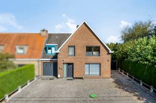 Deze statige halfopen woning biedt een zee aan ruimte en potentieel.<br />Dankzij enkele renovatiewerken kan u ze volledig omvormen tot uw ideale droomwoning.<br /><br /><strong>De woning beschikt over:</strong>
<ul>
	<li>Ruime en lichtrijke kamers</li>
	<li>Betonnen tussenvloeren</li>
	<li>Praktische bergruimtes</li>
	<li>Een zonnige tuin met achteraan enkele bijgebouwen die tal van invullingen toelaten</li>
</ul>
<strong>Indeling:</strong>

<ul>
	<li>Gelijkvloers: inkomhal, woonkamer, keuken, veranda, toilet en ruime garage</li>
	<li>Eerste verdieping: nachthal, 4 slaapkamers en badkamer</li>
	<li>Kelder + buitenbergingen met bijhorende zolder</li>
</ul>
<strong>Troeven:</strong>

<ul>
	<li>Bewoonbare oppervlakte van 207 m²</li>
	<li>Perceel van 589 m² met doorrit langs de zijkant (handig voor fietsen, tuinmateriaal en afval)</li>
	<li>Verwarming op propaangas met condenserende ketel</li>
	<li>EPC-score C → géén renovatieplicht!</li>
	<li>Voldoende parkeergelegenheid, ruime garage en mogelijkheden voor carport</li>
</ul>
Een woning met sterke basisstructuur en heel wat mogelijkheden om er een prachtige gezinswoning van te maken.<br /><br />De ligging is landelijk en zeer rustig. Op enkele minuten gelegen van het centrum van Beveren en op 10 min. van het centrum van Roeselare.<br />Er is een zeer vlotte verbinding met de Ring van Roeselare en de E403 Kortrijk Brugge. <br /><br />Bij interesse, aarzel niet ons te contacteren op 051/201.400 of info@dicasa.be