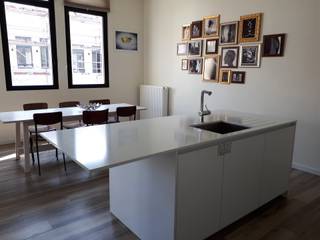 Prachtig gemeubeld appartement, beschikbaar vanaf 1 december 2024. Dit moderne appartement, afgewerkt met hoogwaardige materialen, is ideaal gelegen in het hart van Antwerpen, op wandelafstand van 't Zuid, de Kaaien en de Groenplaats.<br /><br />Bij binnenkomst via de private inkomhal komt de lift rechtstreeks uit in het appartement. De lichte woonkamer is voorzien van ingemaakte kasten en een open, volledig geïnstalleerde keuken. De slaapkamer, eveneens met ingemaakte kasten, grenst aan de rustige achterzijde van het gebouw. De badkamer is uitgerust met een moderne douche en er is een apart toilet en een handige berging met aansluiting voor een wasmachine.<br /><br />Perfect voor wie comfort en een centrale ligging zoekt in een bruisende buurt.