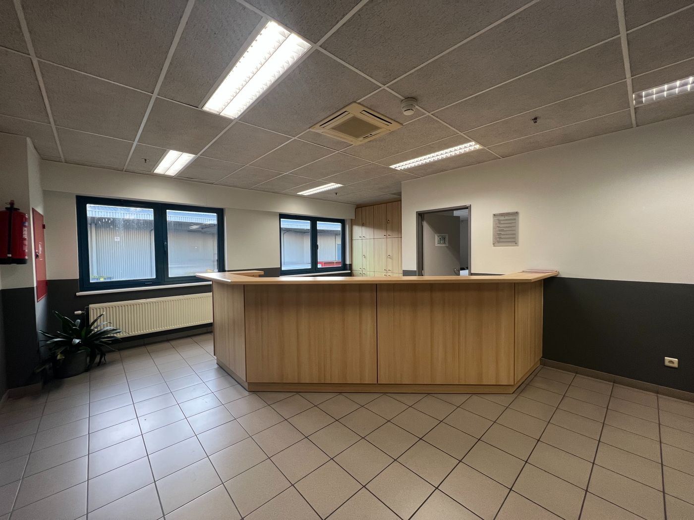 450 m² instapklaar kantoorruimte vlakbij de R4 te Desteldonk! - foto 5