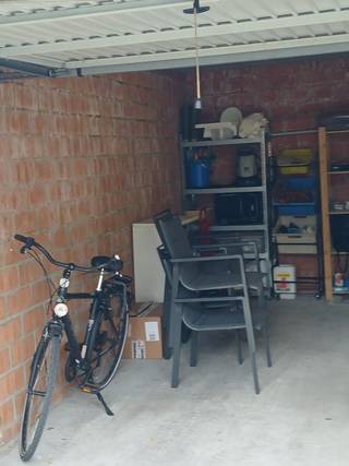 Dit appartement op de 1e verdieping komt vrij op 15 sept 2026.<br />Heeft een oppervlakte van 78m2, een zuid terras van 28m2!!! Met elektrische luifel. <br />2 slaapkamers met rolluiken. <br />De grootste slaapkamer en de leefruimte beschikken over verwarming/ airco.<br />In de leefruimte is er ook een moderne elektrische kachel.<br />Achteraan het perceel is er een garage van 24m2<br />Verder beschikt het appartement over een handige berging, badkamer en een apart toilet.