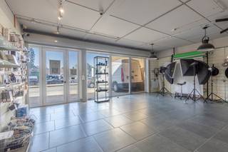 <p>Commerciele ruimte op strategie locatie met parking</p><p>Gelegen langs de N8 tegenover supermarkt.</p><p> </p><p>Deze aangename commerciële, gelijkvloerse verdieping met twee voorliggende parkeerplaatsen geniet enorm veel lichtinval dankzij de vitrine met breedte van 7.5m. <br /><br />Deze ruimte is uiterst geschikt als winkel, kantoren/burelen, (para)medische praktijk of andere toepassingen waarbij nabijheid van invalswegen en toegankelijkheid vanuit het Brussels Gewest of binnenland een must is. </p><p> </p><p>De handelszaak kent een bruto oppervlakte van ca 77m² en omvat een grote open ruimte langs de voorzijde van het gebouw en een kichenette/bureel langs de achterzijde. Er is één apart toilet voorzien.</p><p> </p><p>Vooraan omvat de ruimte ca 46m² die perfect modulair ingericht kan worden met ontvangstruimte, meerdere kantoren/praktijken of praktische open oppervlakte zoals op heden.</p><p> </p><p>Er zijn voorzieningen aanwezig zoals elektrische rolluiken, alarmsysteem, keukenhoek, eigen CV-installatie, ....<br /><br />Dankzij de kleine mede-eigendom met slechts 5 units, zijn de gemeenschappelijke kosten zeer beperkt.<br /><br />Ontdek deze praktische en veelzijdige eingendom na afspraak via rune.stallaert@living-stone.be</p>