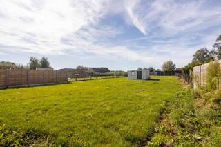 <p>Voor een bezoek bel Saimen: 0470 79 24 20 of mail: saimen@cornelis-partners.be<br />Op zoek naar een nieuwbouwproject vergunning voor het bouwen van een nieuwe moderen woning reeds voorhanden - plannen te verkrijgen op kantoor in een rustige en groene omgeving? Deze charmante woning in Lierde biedt alles wat u nodig heeft.</p>
<p>Buiten geniet u van een zonnige tuin met voldoende ruimte voor een gezellig terras, moestuin of speelplek voor kinderen. De oprit biedt bovendien plaats voor meerdere wagens.</p>
<p>Dankzij de gunstige ligging in een rustige straat geniet u van de nodige privacy en rust, terwijl winkels, scholen en openbaar vervoer zich toch in de nabije omgeving bevinden. Ook natuurliefhebbers komen hier aan hun trekken: mooie wandel- en fietsroutes liggen vlakbij.</p>
<p><strong>Troeven:</strong></p>
<ul>
<li>
<p>Vergunde bouwplannen aanwezig</p>
</li>
<li>
<p>Zonnige tuin</p>
</li>
<li>
<p>Rustige, groene omgeving</p>
</li>
<li>
<p>Nabij alle nodige voorzieningen</p>
</li>
</ul>
<p>Bent u op zoek naar een aangename bouwgrond met veel mogelijkheden in Lierde? Maak dan snel een afspraak voor een bezichtiging!</p>