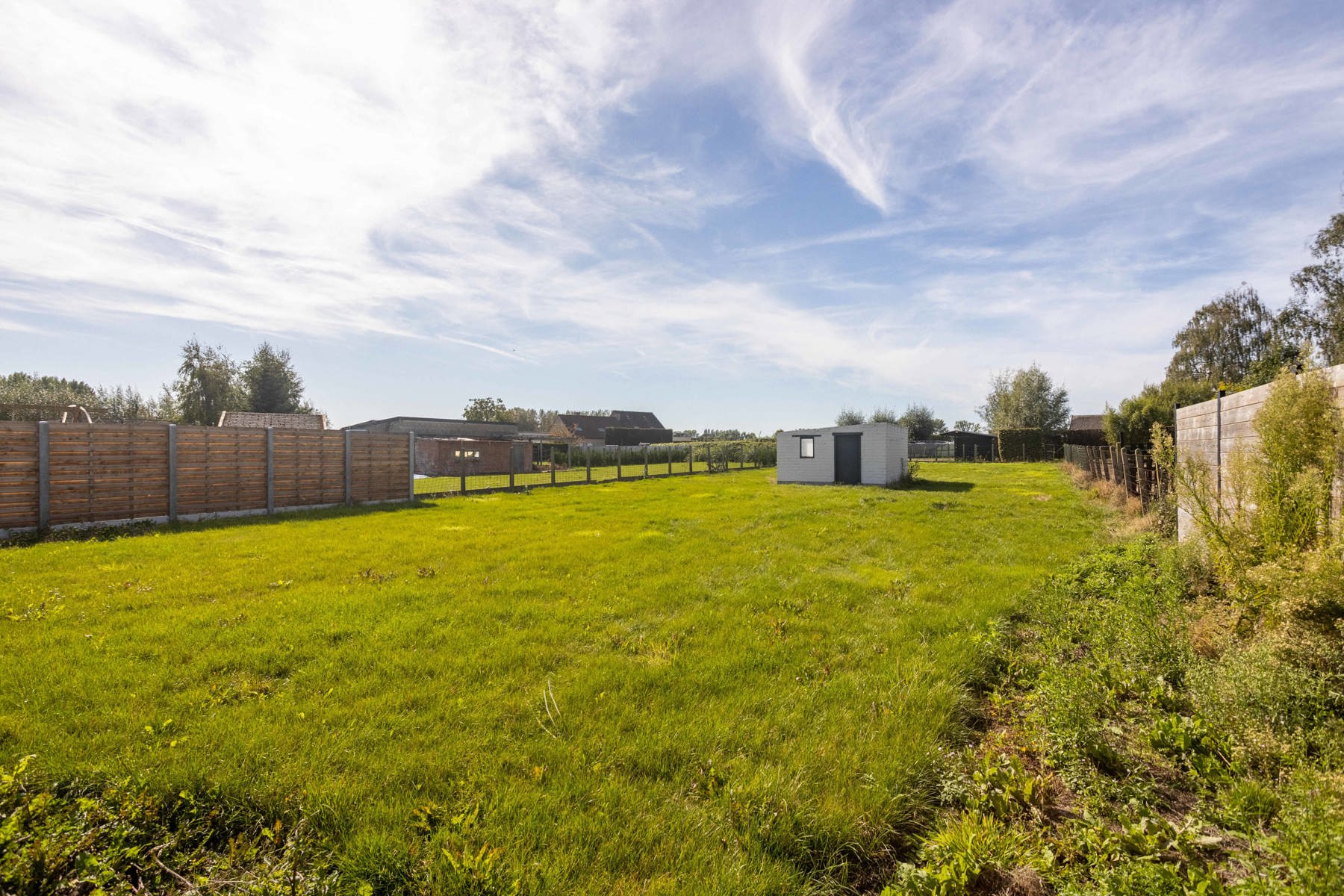 Prachtig gelegen bouwgrond met vergunde plannen. - foto 1