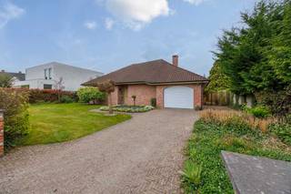 Goed onderhouden en instapklare provençaalse woning met aangename zuid-west georiënteerde achtertuin. Bouwjaar 1996. Perceelsoppervlakte 938 m²...