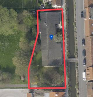 Unieke investeringssite van 973m² in het centrum van Lissewege met gemengd gebruik en sterk potentieel<br /><br />Ontdek deze uitzonderlijke vastgoedopportuniteit in het hart van Lissewege: een ruime site van maar liefst 973 m² met diverse invullingsmogelijkheden.<br /><br />Belangrijke troeven:<br /><br />*Centrale ligging in Lissewege<br />*Totale oppervlakte: 359 m² bebouwd<br />*Combinatie van residentieel en maatschappelijk vastgoed<br /><br /><br />Dit vastgoed wordt u aangeboden via het biedplatform van COVAST. Indien u belangstelling heeft om een bod uit te brengen kan dit enkel via ALBERT immo.<br />Wanneer uw bod weerhouden wordt door de verkoper zal u als koper eveneens instaan voor de betaling van het honorarium aan COVAST, dat vastgesteld is op 4,84% van de geboden prijs. Alle wettelijke opzoekingen kunt u bekomen na contactname met Albert B2B.<br /><br />Bent u op zoek naar een multifunctionele handelsruimte of kantoorruimte, neem dan voor meer inlichtingen of een bezoek op afspraak contact op met ALBERT B2B, Dominique Baes op 0498/12.82.20 of via dominique.baes@albert.immo