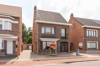 Ruime te renoveren woning met veel mogelijkheden ! Indeling : Inkomhal , woonkamer , keuken ( reeds vernieuwd geweest)  , eetplaats , slaapkamer ,...