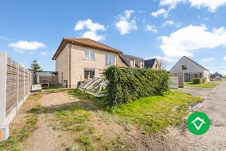 Deze woning is gelegen op een grondoppervlakte van 658 m² en bestaat uit: inkomhal - toilet - living - keuken - wasplaats - berging - garage - 1 slaapkamer / bureauruimte / praktijkruimte op het gelijkvloers - terras - tuin - buitenberging - nachthal - 3 slaapkamers - badkamer - toilet - zolder. <br /><br />Troeven van deze woning: <br />- goede ligging <br />- gunstig EPC label B<br />- attest goedgekeurde elektriciteit aanwezig<br /><br />Contacteer ons voor een bezoek.