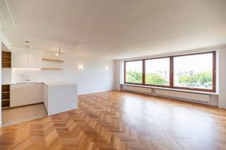 Located on the beautiful Montgomery Square, on the 3rd floor, a magnificent two-bedroom apartment. The apartment is laid out as follows: Entrance hall with a separate toilet, a large living/dining room overlooking the square. Fully equipped kitchen with ample storage. At the rear of the building are two large bedrooms with an en-suite shower room and a full bathroom. Both bedrooms have direct access to the terrace. Utility bills of €275/month (heating, hot and cold water, and common area expenses). Energy Performance Rating: D+ (169 kWh/m²/year and 33 kg CO₂/m²/year). You’ll be charmed by the ideal location, the spacious rooms, and the beautiful view. Must see immediately! For more information and viewings: Louis Meert at 0477579887 or LMEERT@TREVI.BE