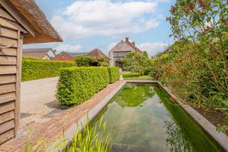 Deze uitzonderlijke villa in landelijk moderne stijl combineert tijdloze architectuur met hedendaags wooncomfort en een bijzonder...
