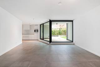[[ DIT PAND NEEMT DEEL AAN DE ERA OPEN HUIZEN DAG OP 13/6 VAN 16:00 TOT 17:00 ]]
<p>Te koop: instapklaar halfopen appartement in Grembergen, op een centrale locatie nabij scholen, openbaar vervoer en invalswegen.</p>

<p>Dit energiezuinige BEN-appartement (bouwjaar 2023) combineert comfort en duurzaamheid. Dankzij de warmtepomp en vloerverwarming geniet u van een aangenaam binnenklimaat en een uitstekende EPC-score (label A). Het gelijkvloers appartement beschikt over een private tuin van 40 m², ideaal voor ontspanning. De ligging biedt snelle verbindingen naar grootsteden en alle voorzieningen zijn binnen handbereik. Verkoop onder BTW-stelsel (21% op constructie en 12% op grondwaarde).</p>

<p>Belangrijkste ruimtes:<br />• Ruime woonkamer (29 m²) met veel lichtinval<br />• Volledig ingebouwde keuken (9 m²) met vaatwasser, koelkast, oven, keramische kookplaat en ingemaakte kasten<br />• Slaapkamer (12 m²) met directe toegang tot badkamer<br />• Badkamer (7 m²) met inloopdouche, wastafel in meubel en ventilatiesysteem<br />• Inkomhal (5 m²)<br />• Toilet (2 m²)<br />• Wasplaats (2 m²)<br />• Berging (4 m²)<br />• Tuin (40 m²) voor privégebruik</p>

<p>Troeven:<br />• Instapklaar gelijkvloers appartement met tuin<br />• Energiezuinig BEN-appartement met warmtepomp en vloerverwarming<br />• Centrale ligging nabij voorzieningen, openbaar vervoer en invalswegen</p>