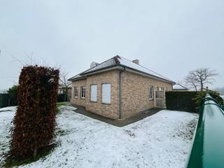 Op zoek naar exclusief wonen op een toplocatie in Hasselt-Melbeekstraat?

In de Melbeekstraat met zicht op de welbekende Mombeekdreef, zonder twijfel één van de duurste en meest exclusieve lanen van Hasselt, vinden we deze prachtige en hedendaagse open bebouwing, gelegen in één van de meest gegeerde en prestigieuze wijken van Hasselt.

Deze instapklare woning combineert tijdloze architectuur met ruimte, comfort en privacy en omgeven door een groene achtertuin van 30 are 15 ca een absolute zeldzaamheid voor deze toplocatie.

Bij het betreden van de woning stap je in een ruime inkomhal met ingebouwde kasten en twee toiletten. De lichtrijke living van ca. 35 m² met zicht op het terras en de tuin, aansluitend met de stijlvolle keuken, is zeker een meerwaarde. Hier leef je binnen en buiten in perfecte harmonie.

De woning beschikt over drie volwaardige slaapkamers en ruime badkamer met zowel een douche als ligbad. Een absolute meerwaarde is de nog in te richten zolderverdieping van maar liefst 86 m² bruikbare oppervlakte, die zo goed als geen beperkingen kent: extra slaapkamers, bureau, hobbyruimte.

De woning is volledig onderkelderd en er is een zeer ruime inrijgarage met automatische sectionale poort, geschikt voor minstens drie wagens. Er is een mooi bijgebouw van 26 vierkante meter, dat kan benut worden voor opslag, werkruimte of garage.

Comfort en privacy staan centraal: de woning is volledig omheind, voorzien van automatische rolluiken, zonnepanelen en wordt verwarmd op stookolie. Het EPC is label C.

Troeven op een rij:

- Exclusief gelegen in één van de duurste buurten van Hasselt
- Hedendaagse open bebouwing in instapklare staat
- Uitstekende en zeer grote tuin met zicht op de Mombeekdreef
- 3 slaapkamers + polyvalente zolderverdieping van 86 m²
- Volledig onderkelderd + garage voor 3 wagens + verschillende betegelde kelderruimtes
- Bijgebouw van 26,1 m²
- Zonnepanelen &amp; automatische rolluiken

Dit is een unieke woning in zijn soort op deze zeer gewilde locatie, die de ruimte, rust en exclusiviteit biedt.