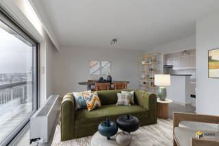 <p><span>Nieuwdreef 123 (9e verd.) - Merksem</span></p><p><span> </span></p><p><span>Instapklaar appartement (107m²) met 2 slaapkamers, 2 terrassen en autostaanplaats in Merksem.</span></p><p><span> </span></p><p><span>In de Nieuwdreef woon je op een boogscheut van de Bredabaan en het Runcvoortpark. Dankzij de gunstige ligging geniet je hier van een vlotte verbinding met het openbaar vervoer, het velo-deelsysteem en de auto en ook aan winkels en supermarkten is er geen gebrek in de nabije omgeving. </span></p><p><span> </span></p><p><span>Het appartement situeert zich op de bovenverdieping van een verzorgd gebouw van negen hoog, waarvan het dak conform geïsoleerd is. De maandelijkse vaste kosten bedragen €288 en omvatten water, verwarming op gas (met tussenmeters), blokpolis, syndicus, reservefonds en het onderhoud en de elektriciteit van de gemene delen — een transparant en volledig pakket. In 2023 werden de ramen vernieuwd naar aluminium schrijnwerk en de elektriciteit is AREI-conform. Bovendien werd het appartement recent volledig herschilderd, waardoor je hier meteen en zonder bijkomende zorgen je intrek kan nemen.</span></p><p><span>Je betreedt het appartement via een ruime inkomhal die tal van mogelijkheden biedt. Daarnaast is er een praktische berging (2 m²) voorzien. De twee volwaardige slaapkamers zijn elk 15 m² groot. De lichtrijke leefruimte met open keuken (41 m²) vormt het hart van het appartement. Dankzij de grote raampartijen geniet je hier van een wijds en open uitzicht over de omgeving. Via een schuifdeur bereik je het eerste terras (15 m²) met west-oriëntatie — ideaal om te genieten van de namiddag- en avondzon. Vanuit de keuken heb je bovendien toegang tot een tweede, noord-georiënteerd terrasje (2 m²). De ruime badkamer (7 m²) is uitgerust met een ligbad met douche en een lavabomeubel. De wc is apart. </span></p><p><span>Tot slot is de ondergrondse autostaanplaats verplicht mee aan te kopen aan €15.000. Bewoonbare opp. 107 m² ref.: bruto vloeropp. Voor meer info of een gratis schatting surf naar </span><span><span>www.hansimmo.be</span></span></p><p><span> </span></p>