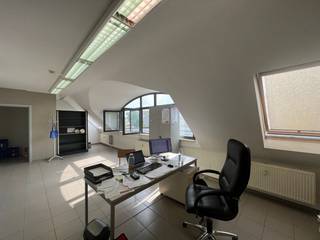 Fantastisch gelegen kantoorruimte van 252 m² met uitstekende zichtlocatie aan de afrit 18 Erpe-Mere van de E40. Vlotte bereikbaarheid met het...