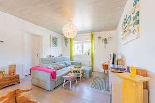 Deze ruime duplex werd samen met het handelspand op het gelijkvloers in 2015 volledig gerenoveerd naar huidige standaarden en kenmerkt zich door...