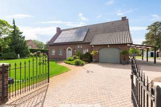 <p>Op een unieke, landelijke toplocatie in Bonheiden vindt u deze karaktervolle en kwalitatief afgewerkte woning met een royale bewoonbare oppervlakte van 286 m². De woning combineert ruimte, comfort en authenticiteit met een prachtig groen uitzicht en een uitzonderlijk perceel van net geen 30 are.</p><p>Op het gelijkvloers verwelkomt de inkomhal u in een ruime en lichtrijke leefruimte met gezellige uitstraling. Aansluitend bevindt zich de volledig geïnstalleerde landelijke keuken, voorzien van alle comfort, met praktische berging en aparte wasplaats. Verder beschikt het gelijkvloers over een veranda, een recente badkamer met inloopdouche, een apart toilet, een inpandige garage en een bureauruimte die ook perfect dienst kan doen als slaapkamer.</p><p>Op de verdieping zijn er drie volwaardige slaapkamers, waarvan één met dressing en een berging met lavabo. Daarnaast is er een ruime bergzolder aanwezig, ideaal voor extra opslagruimte.</p><p>Ook buiten is het heerlijk vertoeven. De prachtig aangelegde tuin met terras en deels overdekt terras biedt volop privacy en een weids zicht op het achterliggende groen. De carport en praktische bijgebouwen maken het geheel extra functioneel.</p><p>Een unieke kans voor wie op zoek is naar ruimte, comfort en landelijk wonen op een uitstekende locatie.</p>