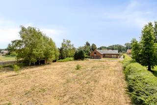 Deze ruime te renoveren woning met 4 slaapkamers is rustig gelegen in Hulsen, op een prachtig perceel van maar liefst 3.675 m².<br /><br />Bij het betreden van de woning komen we binnen in een royale inkomhal met gastentoilet en vestiaire. De lichtrijke woonkamer is ingedeeld in een gezellige zit- en eethoek en wordt gekenmerkt door grote raampartijen die zorgen voor een overvloed aan natuurlijk licht en een prachtig zicht op de tuin. De sfeervolle houthaard maakt deze ruimte extra warm en uitnodigend.<br /><br />Aansluitend bevindt zich de keuken, die eveneens geniet van een mooi uitzicht op het groen. Naast de keuken is er een praktische koele berging voorzien.<br /><br />Via de nachthal bereiken we vier volwaardige slaapkamers en een volledig betegelde badkamer, uitgerust met ligbad, douche, toilet en wastafel.<br /><br />Daarnaast beschikt de woning over een zeer ruime inpandige garage voor twee wagens en een volledige onderkeldering, wat zorgt voor extra opslag- en gebruiksruimte.<br /><br />De grote tuin biedt veel privacy en is ideaal voor wie houdt van rust, ruimte en natuur. Bovendien is er voldoende plaats voor het houden van dieren.<br /><br />Dit pand is onderworpen aan de renovatieverplichting van de Vlaamse overheid voor residentiële gebouwen (behoudens bij sloop binnen 6 jaar na de aankoop). Consulteer voor meer informatie de website van het Vlaams Energie- en Klimaatagentschap via https://www.vlaanderen.be/een-huis-of-appartement-kopen/renovatieverplichting-voor-residentiele-gebouwen.<br /><br />Mogelijke financiële tegemoetkomingen (indien u aan de voorwaarden voldoet): sloop &amp; heropbouw of renovatie aan 6% BTW, premies voor renovatie en de Mijn VerbouwLening (tot € 60.000).