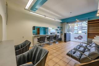 <p>Een veelzijdig handelspand (39 m²) gelegen op een uitstekende locatie op het Sint-Goriksplein te Edegem. Voorheen in gebruik als kapsalon, maar de interieurinrichting kan naar wens worden verwijderd of aangepast, doch inbegrepen in de prijs. Dit pand biedt tal van mogelijkheden voor verschillende commerciële doeleinden. Bij dit handelspand is ook een appartement inbegrepen dat op heden verhuurd is en bijgevolg een uitstekend opbrengsteigendom.<br /><br />Dit handelspand biedt een uitstekende gelegenheid voor ondernemers die op zoek zijn naar een commerciële ruimte met veel potentieel. Aarzel niet om contact met ons op te nemen voor meer informatie of een bezichtiging!<br /><br /><strong>KENMERKEN</strong><br />Ruim handelspand met gunstige zichtbaarheid en ligging.<br />Voorzijde met een grote raampartij en inkomdeur, alsook een afzonderlijke zijdelingse inkomdeur.<br />Achteraan het pand bevindt zich een ruimte voor een kitchenette en een afzonderlijk toilet.<br />Kelder aanwezig voor extra opslagruimte.<br />Momenteel ingericht als kapsalon, met alle benodigde voorzieningen.<br />Ideaal voor diverse soorten activiteiten, van retail tot dienstverlening.<br />Uitstekende bereikbaarheid, zowel te voet als met de auto.<br />Gelegen in een drukbezocht gebied, wat zorgt voor een constante stroom van potentiële klanten.<br />Voldoende parkeermogelijkheden in de nabije omgeving.</p>
<ul></ul>
<ul></ul>