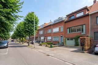 Cette maison bel-étage est située dans le quartier résidentiel calme et agréable "Deuzeld" à Schoten, un environnement où les enfants jouent...