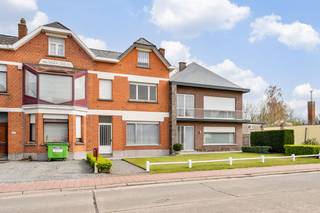 Deze te renoveren woning, gelegen in de Meester Van der Borghtstraat 25 te Putte, biedt tal van mogelijkheden voor wie op zoek is naar een project met potentieel. De woning beschikt over drie slaapkamers en vormt de ideale basis om volledig naar eigen smaak en wensen in te richten.<br />Achteraan de woning bevindt zich een prachtige, groene tuin waar het heerlijk vertoeven is in alle rust en privacy. Het overdekte terras zorgt ervoor dat u het hele jaar door van het buitenleven kunt genieten, ongeacht de weersomstandigheden.<br />Via de tuin is er bovendien een handige toegang tot de achtergelegen staanplaatsen, bereikbaar via een praktisch padje. Dit zorgt voor extra comfort en bereikbaarheid.<br />Kortom, een woning met karakter en veel mogelijkheden op een aangename locatie.<br /><br />Troeven: <br />✅ Prachtige tuin<br />✅ Doorgang lans achter<br />✅ Volledig naar wens te renoveren<br />✅ Goede locatie<br />✅ Leuke indeling<br />✅ ... <br /><br />Voor interactieve grondplannen met foto’s, ga naar www.wijns.be en klik op de knop “virtueel bezoek”.<br />Info & afspraak: ☎ 0473/33 33 10 ✉ geoffry@wijns.be