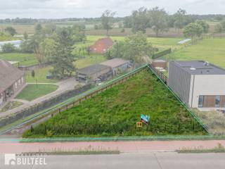 In het landelijke Puivelde ligt deze bouwgrond van 753m2 voor een half open bebouwing (lot 1 op het verkavelingsplan). De ligging is een...