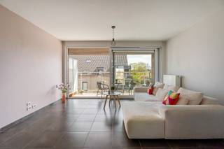 Deze residentie is gelegen vlakbij het hart van de bruisende stad Tielt. Het appartement bevindt zich binnen de ring, nabij het centrum, verschillende kleinhandel, scholen, sportgelegenheden en horeca liggen op enkele ogenblikken van dit eigendom verwijderd. Denk maar aan de donderdagmarkt  en de boerenmarkt op zaterdag die zich beide op wandelafstand bevinden. <br /><br />Het appartement beschikt over een gemeenschappelijke lift, een inkomhal met gastentoilet, een ruime leefruimte met grote ramen die een overvloed aan natuurlijk licht binnenlaten, een geïnstalleerde open keuken, twee slaapkamers, een badkamer, een berging met diverse aansluitingen voor het plaatsen van een wasmachine en/of droogkast en een zuidgericht overdekt terras.<br /><br />Verder biedt dit instapklaar appartement een praktische indeling met voldoende ruimte en comfort met een extra gerieflijke berging op -1 en een autostaanplaats.<br /><br /><strong>Goed om weten:</strong><br />Basishuurprijs: €800,-/maand<br />Provisie: €80,-/maand<br />Vrij vanaf december 2025<br /><br /><strong>Ook wild geworden van deze thuis? <br />Twijfel niet langer en leg vandaag nog uw bezoek vast! </strong>