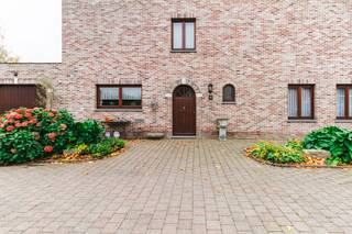 Deze ruime woning met brede oprit en grote garage / magazijn is ideaal voor mensen die opzoek zijn naar ruimte ! Indeling : Inkomhal , apart toilet ,...