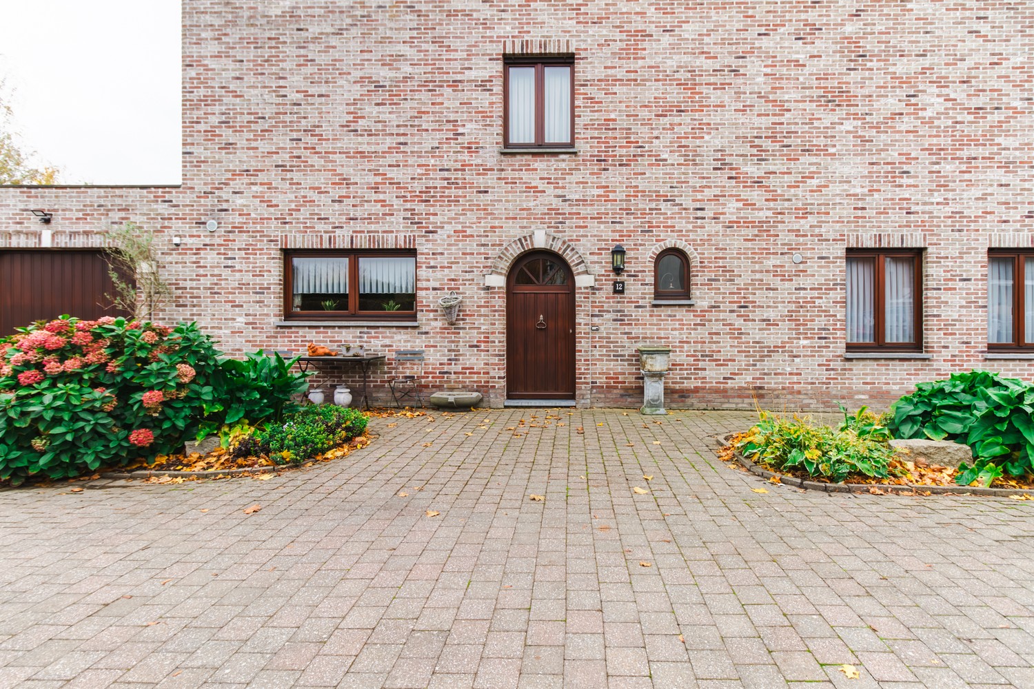 Ruime woning met grote garage / magazijn ! - foto 2