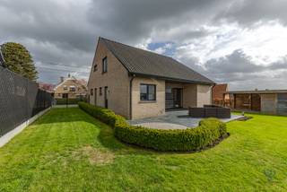 Deze perfect onderhouden open bebouwing bevindt zich op de grens van Gavere en Semmerzake, met dus een uitstekende bereikbaarheid tot gevolg.<br />Bijzonder ruime eigendom (BVO > 250 m²), met een eigentijdse touch. <br /><br />De centrale inkomhal brengt u naar de bar, een ruime plek met tal van invullingsmogelijkheden (zoals een bureel of hobbyruimte), die u vervolgens leidt naar de praktische keuken. De ruime lichtrijke leefruimte sluit hierop mooi aan. <br />De verdieping beschikt over 3 slaapkamers en een ruime badkamer.<br />De inpandige garage zorgt natuurlijk voor een handige meerwaarde, net zoals de aanwezige wasplaats.<br />De uitstekend onderhouden tuin zorgt voor heerlijk buiten genieten. Zelfs bij minder goed weer kunt u comfortabel vertoeven onder de overkapping.