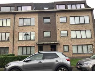 Gezellige drie slaapkamer appartement op tweede verdieping links met terras, badkamer met wc, dubbele lavabo en ligbad, aparte wc, berging...