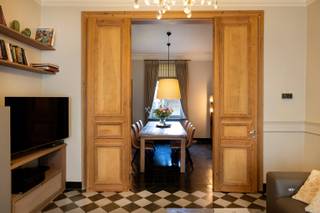 In de www.schepenhuisstraat1.be (url kopiëren en plakken indien doorklikken niet lukt) in Rollegem stellen we jou graag deze authentieke gezinswoning voor. Zoek je ruimte en karakter? Dan is deze woning het ontdekken waard. De leefruimte en het salon met houthaard en hoge plafond zijn supergezellig. De wasplaats, de bergingen, het bureel op het gelijkvloers, de 2 badkamers en nog meer maken het bij uitstek een grote gezinswoning. De zolderverdieping werd ingericht tot master-bedroom met een aparte dressing en een eigen badkamer. Op de achtergevel is een poortje voor wanneer je met de fiets komt.<br /><br />HOMERUN: Op zondag 28 juni ben je van harte welkom op de Homerun van deze woning. Via www.schepenhuisstraat1.be kan je een afspraak inplannen. Eveneens via de website verneem je veel meer, zoals een uitgebreide omschrijving, foto's, 360° rondgang, documenten, … <br /><br />KICK-OFF PRIJS: De vermelde prijs is een Kick-Off prijs waarop een eenmalig bod kan uitgebracht worden (zowel boven als onder de Kick-Off prijs). Dankzij het kwaliteitslabel van Henry Houser ben je zeker dat de biedingen correct verlopen zonder dat er een opbodspel gehouden wordt! <br /><br />EXTRA BEZOEK: Mocht je op zondag 28 juni niet vrij zijn, geef dan gerust een belletje om een afspraak in te plannen op een ander moment. <br /><br />Groeten, Hilde van Henry Houser. <br />gsm: 0474 63 16 16