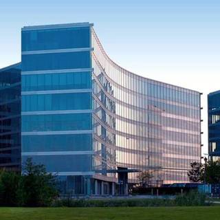 De Corporate Village bestaat uit zes moderne kantoorgebouwen met veel visibiliteit vanop de Ring. De gebouwen zijn state of the art, energiezuinig gebouwd in 2009. Ze beschikken over de nieuwste technologieën en beste faciliteiten van de hele site. Grote cafetaria met terras, receptie, conciërge, meeting rooms, shuttle service naar de luchthaven,...<br />Oppervlakte: 766 m².<br />Parkeerplaats beschikbaar: BINNEN 1.550 €/plaats/jaar &amp; BUITEN 950 €/plaats/jaar.<br />Verzekering: 7 €/m²/jaar.<br />Beheer: 3 €/m²/jaar.