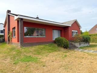 <p>Ruime, gezellige en charmante woning met veel lichtinval en verrassend veel ruimte, zowel boven- als ondergronds.</p>
<p>De woning bestaat uit ruime inkomhal met ingemaakte kastenwand, grote lichtrijke leefruimte (met openhaard), ruime ingerichte keuken, ingerichte badkamer (ruime lavabo, toilet, douche), 3 ruime slaapkamers, zeer ruime kelder met heel wat extra bergruimte, garage met mogelijkheid tot het plaatsen van 2 wagens (achter elkaar), gezellige tuin rondom de woning met terras grenzend aan de keuken.</p>
<p>Keuken: dampkap, kookvuur, oven, koelkast, vaatwasser<br />Badkamer: lavabomeubel met brede lavabo, toilet en douche</p>
<p>Beschikbaar: 1 november 2026</p>
<p>Voor meer informatie of een afspraak ter plaatse kan u steeds contact opnemen met<span> </span>info@hemeldonckvastgoed.be</p>
