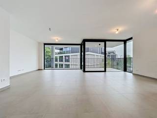 <p><span>Nieuwbouwappartement in residentie Kasteelvijver te Langemark.</span></p><p><span> </span></p><p><span>Dit appartement bevindt zich op de </span><span>eerste verdieping</span><span> en heeft een </span><span>bewoonbaar oppervlakte</span><span> van </span><span>110.51m²</span><span> en een </span><span>terras</span><span> van </span><span>10m².</span></p><p><span> </span></p><p><span>Indeling</span><span>: </span></p><p><span>inkomhal/nachthal </span><span>met </span><span>apart toilet</span><span>, </span><span>open keuken</span><span> (nog vrij te kiezen bij keukenbouwer bepaald door bouwheer met vaste handelswaarde), </span><span>leefruimte</span><span> die directe toegang biedt tot het prachtig </span><span>terras </span><span>omgeven door groen</span><span>.</span><span> </span></p><p><span>Verder zijn er nog </span><span>twee</span><span> volwaardige </span><span>slaapkamers, badkamer </span><span>met inloopdouche en dubbele lavabo en </span><span>berging/wasplaats</span><span>.</span></p><p><span> </span></p><p><span>Er is tevens een </span><span>kelderberging</span><span> bij te kopen, alsook mogelijkheid tot aankopen van </span><span>ondergrondse staanplaats.</span></p><p><span> </span></p><p><span>De </span><span>warmwaterproductie</span><span> en de </span><span>vloerverwarming</span><span> zal opgewekt worden door een bodem/water </span><span>warmtepomp met ingebouwde boiler.</span><span> De warmte wordt uit de grond gehaald via </span><span>geothermie.</span></p><p><span>Doorheen het appartement is er </span><span>ventilatiesysteem D </span><span>(mechanische toevoer en afvoer) voorzien.</span></p><p><span>Het appartement beschikt tevens over</span><span> zonnepanelen</span><span> (760Wp) wat het bovendien uiterst zuinig maakt!</span></p><p><span> </span></p><p><span> </span></p><p><span> </span></p><p><span> </span></p>