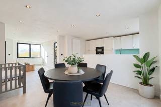 <strong>STIJLVOL GERENOVEERDE WONING</strong> met <strong>BIJGEBOUW EN ZONNIGE TUIN</strong> vormt de ideale mix van comfort, ruimte en ligging. Deze <strong>INSTAPKLARE WONING, </strong>met <strong>GUNSTIG EPC</strong>, werd <strong>RECENT VERNIEUWD MET OOG VOOR LICHT, WARMTE EN HEDENDAAGS WOONCOMFORT</strong>. De <strong>LICHTRIJKE</strong> leefruimte met open keuken sluit naadloos aan op het <strong>VERNIEUWDE TERRAS</strong> en de onderhoudsvriendelijke tuin, waar het <strong>BIJGEBOUW EXTRA MOGELIJKHEDEN BIEDT ALS HOBBYRUIMTE, BUREAU OF ATELIER</strong>. Binnen zorgen <strong>DRIE RUIME SLAAPKAMERS</strong>, waarvan 1 momenteel ingericht als <strong>DRESSING </strong>en een moderne badkamer voor een doordachte indeling. De zolderverdieping biedt bovendien <strong>POTENTIEEL VOOR TWEE EXTRA KAMERS</strong>, ideaal voor een <strong>GROEIEND GEZIN OF WIE THUIS WERKT</strong>. Gelegen in een <strong>RUSTIGE STRAAT</strong> op fietsafstand van het bruisende centrum van Zottegem, met winkels, scholen, openbaar vervoer en station vlakbij én <strong>SNELLE TOEGANG TOT DE NATUUR VAN DE VLAAMSE ARDENNEN.</strong><br /><br />Adres: Marebeekstraat 36 te Zottegem<br /><br />P-score: B, G-score: B