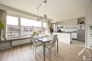 <p>Op te frissen appartement, op de tweede verdieping, in een doodlopende straat, en nabij het Boekenbergpark. Het appartement heeft een inkomhal met ingemaakte kasten, een leefruimte met open keuken (met gasfornuis, dampkap en dubbele spoelbak), twee slaapkamers en een badkamer met lavabo, toilet en douche. In de badkamer is ook de aansluiting van de wasmachine. In de leefruimte is er enkele jaren geleden nog nieuwe laminaat gelegd. Momenteel is het appartement verhuurd. Voor meer info: 0479/9 34 34 9 (Kristof)</p>