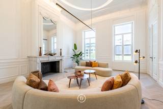 Cet appartement exclusif fait partie de la Résidence B’eau Kouter, un projet résidentiel de qualité dans un emplacement emblématique de la ville, entouré de nombreuses commodités. Grâce à son emplacement central, vous bénéficierez d'une excellente accessibilité en transports en commun et d'une connexion facile aux autoroutes E17 et E40.<br /><br />L'appartement, avec une vue frontale sur le Kouter, offre une surface habitable généreuse de 242 m² et une terrasse orientée au sud de 11 m². De plus, il dispose de deux caves (incluses) et de deux emplacements de parking privés, qui peuvent être acquis en supplément pour améliorer encore le confort de vie.<br /><br />Disposition<br />Vous serez accueilli par une sensation de lumière et d'ouverture dès votre arrivée dans le spacieux hall d'entrée central avec toilettes invités. Celui-ci donne accès au vaste salon et salle à manger, caractérisé par de hauts plafonds et de magnifiques moulures.<br />La salle à manger mène à la spacieuse cuisine équipée d'appareils de haute qualité. Il y a également un débarras et une buanderie séparée.<br /><br />L'appartement dispose de deux chambres à coucher complètes et de deux salles de bains. Les deux chambres donnent accès à une terrasse ensoleillée orientée au sud, où vous pourrez profiter de la vie en plein air en toute intimité.<br /><br />L'intérieur est fini avec des matériaux de haute qualité et allie des éléments authentiques au luxe et au confort contemporains.